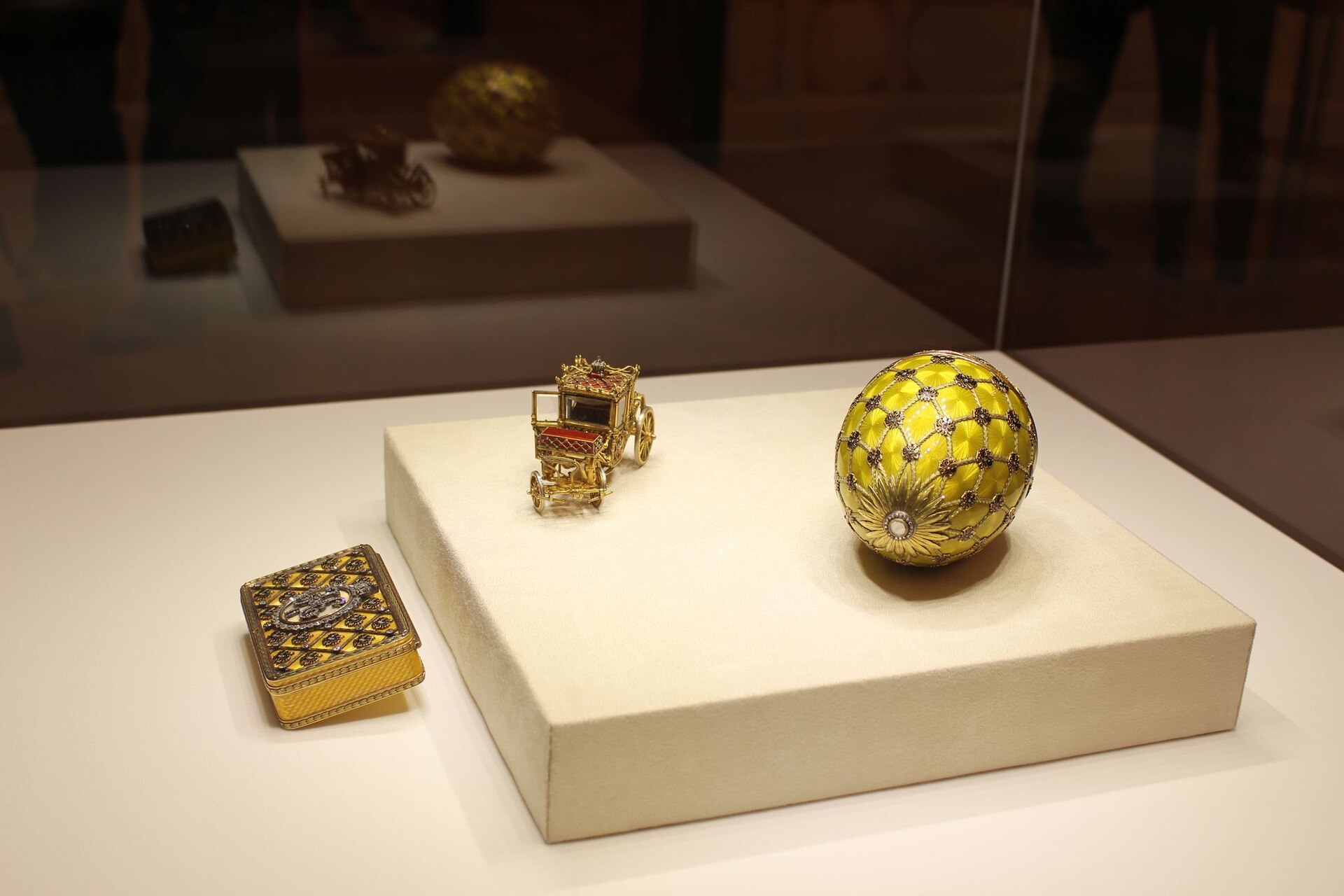 Fabergés kejserlige kroningsæg fra 1897 ved siden af miniaturekareten.