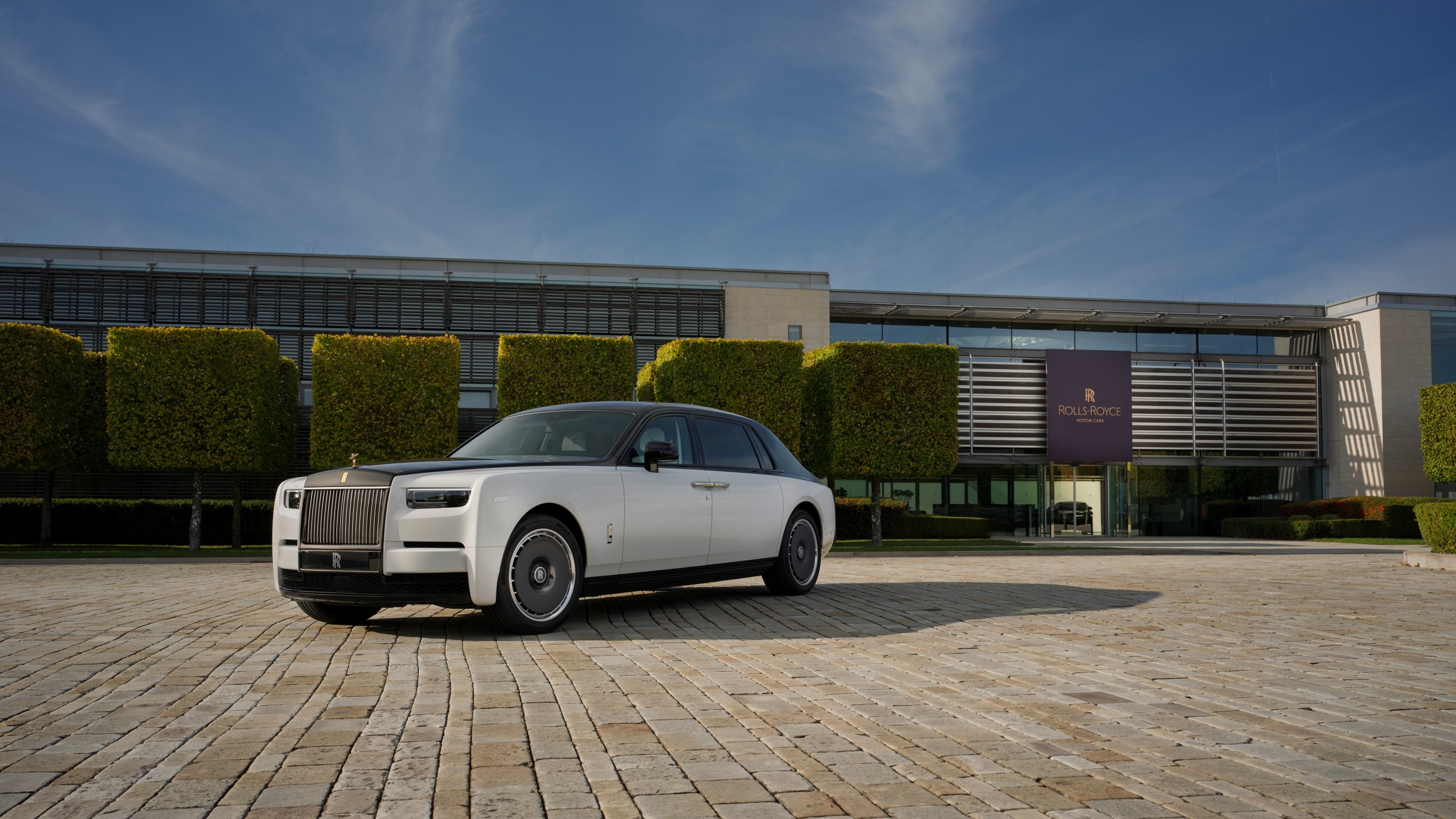 Den tofarvede Rolls-Royce Phantom Centenary Private Collection foran fabrikken i Goodwood.
